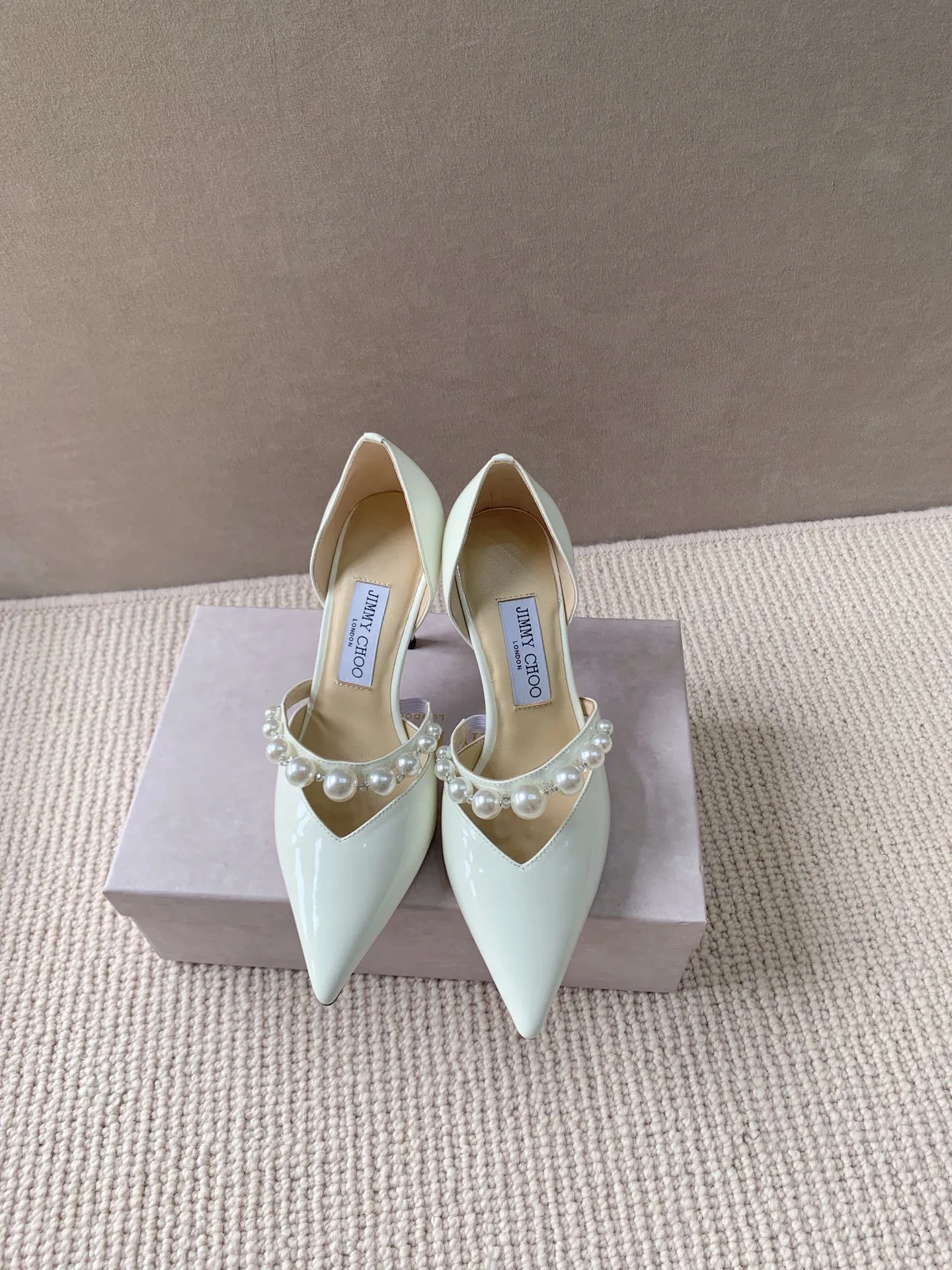👟👟 Women's Shoes Women's Clothing 👟👟Ex-factory price 520👟👟 Women's Shoes Women's Clothing JIMMYCHOO AURELI series high heels!  Original cover last, counter quality, exquisite and eye-catching shoe shape, pointed toe with stiletto heel. Shiny 👟👟 single arch strap embellished with white pearls attached to the instep, versatile fashion matching skills. ▪️cow patent leather ▪️pearl crystal decoration ▪️hollow shoe body ▪️arch strap ▪heel height 6.5cm 8.5cm ▪️Italian leather outsole